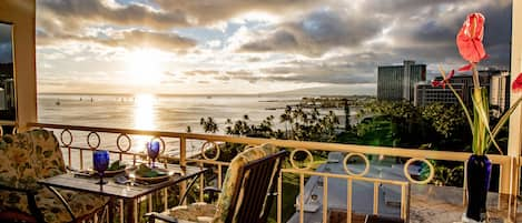 Awesome beach front studio with speciacular ocean view