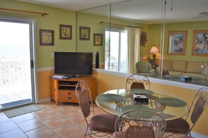 Dining area, Smart TV