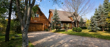 Beautiful log cabin Northern Michigan get away.