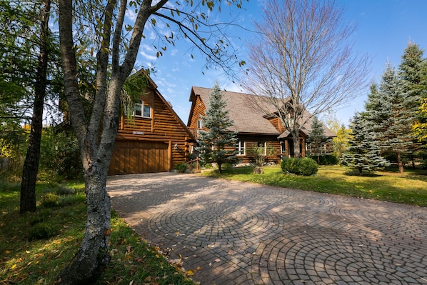 Beautiful log cabin Northern Michigan get away.