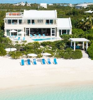 Villa Blue Heaven - Directly on the beach of famous Sapodilla Bay. 