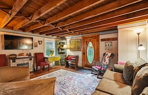 Cozy living room w/ new 50” Samsung Smart TV, HS internet & electric fireplace