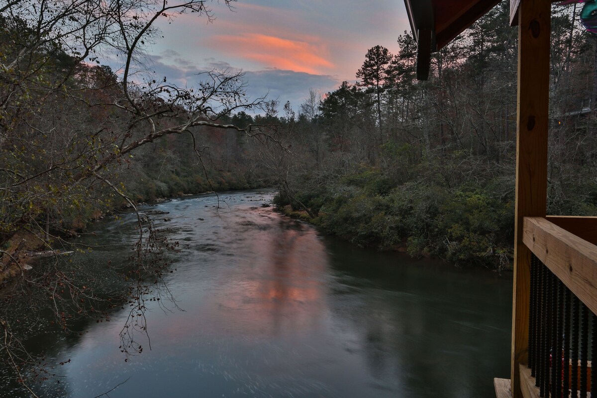 Riverside Elegance: Twin Luxury Lodges in Ellijay – Symphony of Nature & Comfort