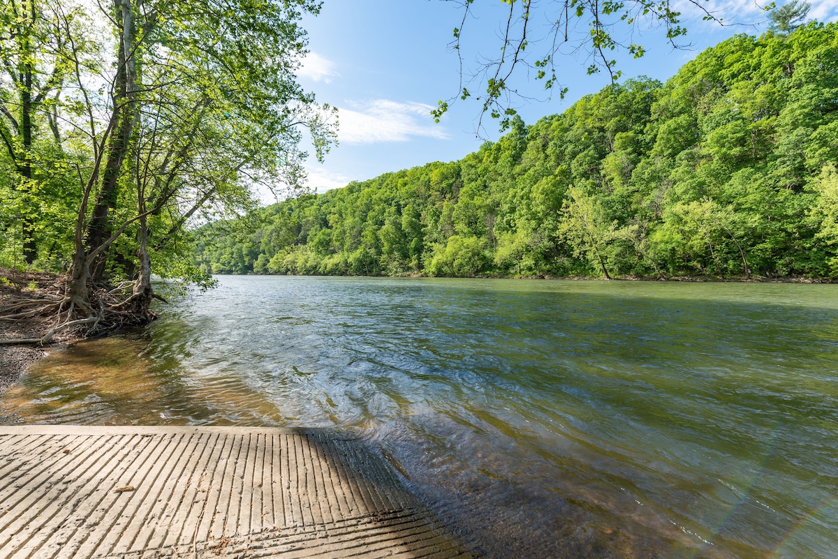 NEW Log Cabin by the River! Perfect Relaxing Retreat-Views & hot tub!