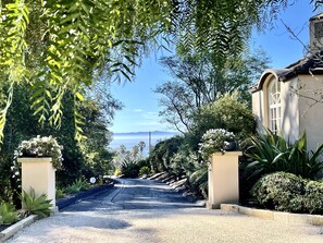 Welcome! Entry driveway to house.