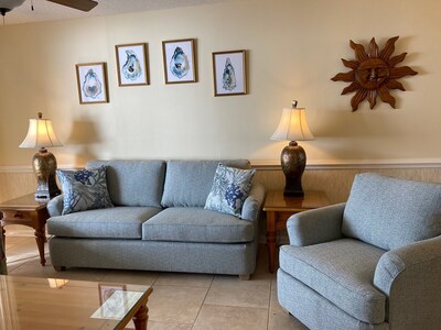 Living Room with 50 inch Smart TV, free WiFi (secured), BlueRay player and phone