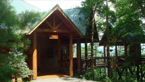 LOG HOME FROM SIDE DRIVEWAY