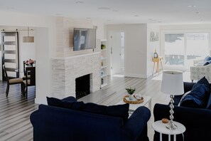 Living room, open concept, smart TV