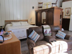 ELECTRIC LOVESEAT AND KINGSIZE TEMPURPEDIC MATTRESS