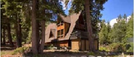 Beautiful Chalet - Quick drive to Alpine/Squaw & short walk to Tahoe City!