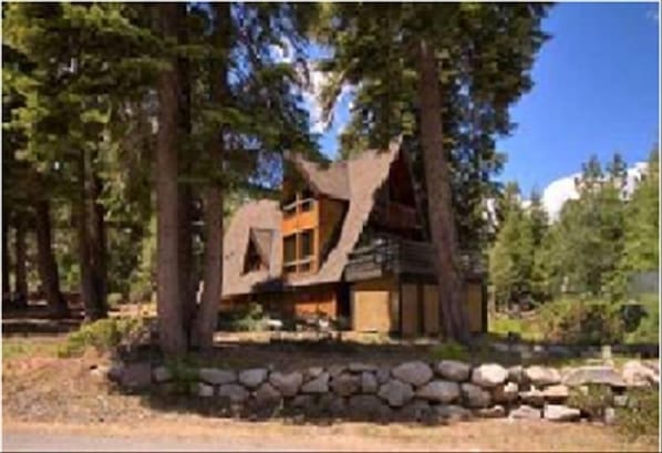 Beautiful Chalet - Quick drive to Alpine/Squaw & short walk to Tahoe City!