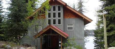 Frederick Lakeside Lodge - entry view from parking area.