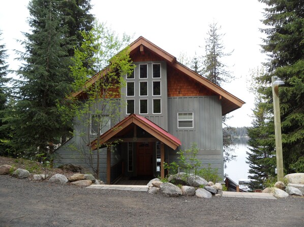 Frederick Lakeside Lodge - entry view from parking area.