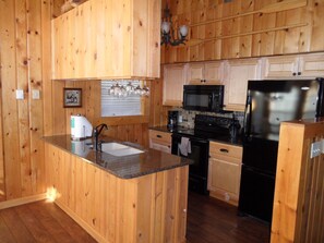 Frederick Lakeside Lodge kitchen