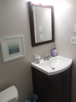 full bathroom off of bay bedroom