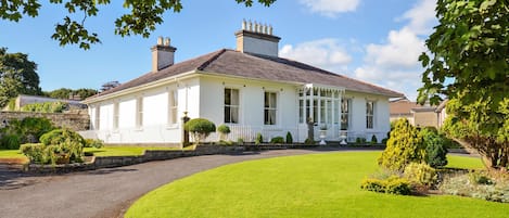 Historic Elegant Galway City House on Wild Atlantic Way, Sleeps up to Six. 