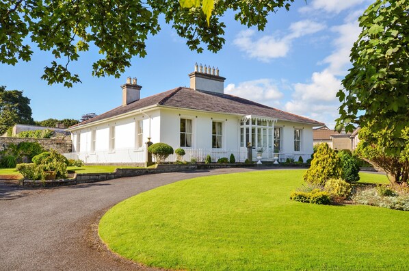 Historic Elegant Galway City House on Wild Atlantic Way, Sleeps up to Six. 