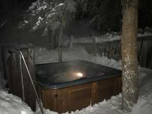 Large hot tub with Mountain Crested Butte view!