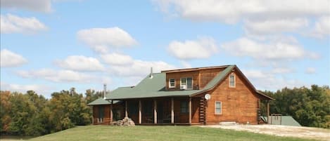 Wonderful Log Home sitting on the Mississippi River