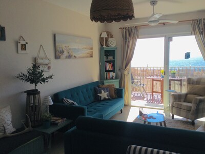 Beach front apartment topfloor, full sea and mountainsview.100 meter to beach 