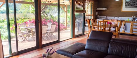 Living area with kitchen and terrace in the Sunset Cottage