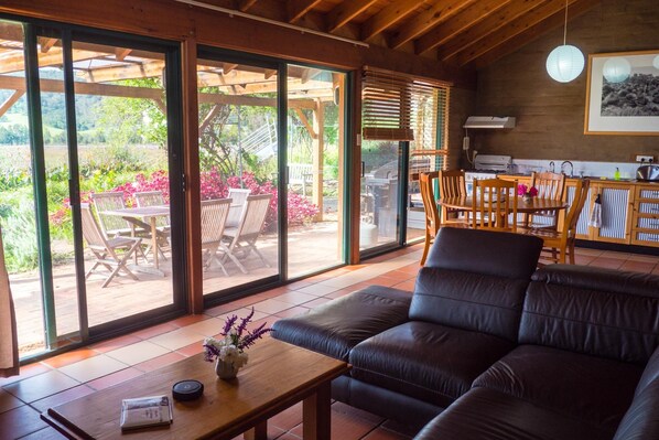 Living area with kitchen and terrace in the Sunset Cottage