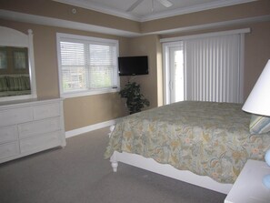 Huge Master Bedroom with w/walk-in closet and 32" TV