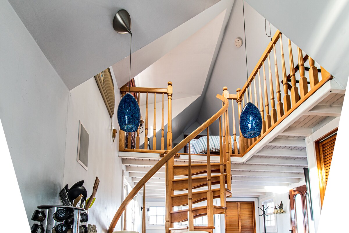 Luxury 1900’s romantic retreat steps from the beach – King Suite!