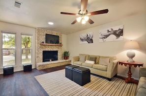 Comfortable living room outfitted with 42' LCD TV. Local cable and Netflix!