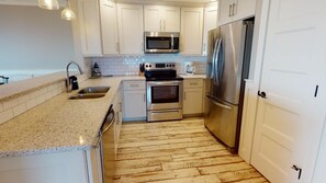 Dolphin_Watch_Condos_09-Kitchen-pic2