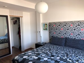 Queen size bed, walk in closet.