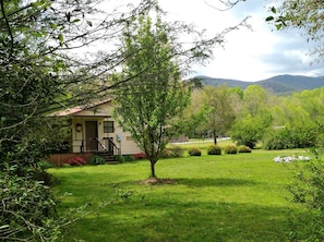 The cabin on the creek overlooks the Blue Ridge Mountains. Cozy comfy and clean.