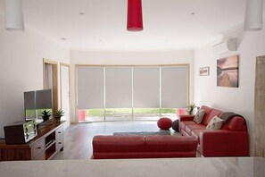 FLOOR TO CEILING WINDOWS FOR VIEW TO BUSH SETTING