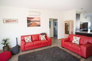 LOUNGE ROOM