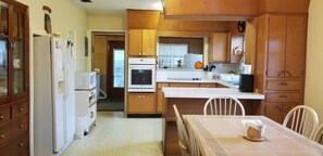 Dining & kitchen area