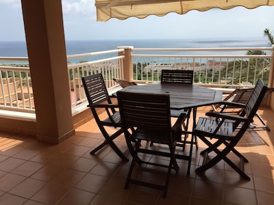 2 BEDROOM APARTMENT WITH INCREDIBLE SEA VIEWS.