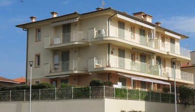 NOT ONLY SEA - New Apartment with large sunny terrace, ideal for visit the most important attraction of Tuscany
