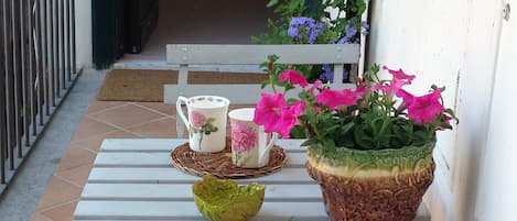 Il tè sul balcone fiorito