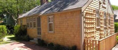 'Sweet Pea' Cottage just steps off Main Street in Town