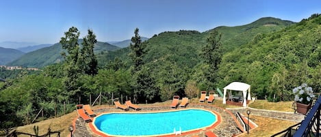 A wonderful panoramic view from Villa Eleonora with its swimming pool 