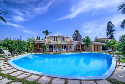 Piscina Cagliari Villa, cancha de tenis, jardín de 4000 mt, estacionamiento, WIFI GRATUITO