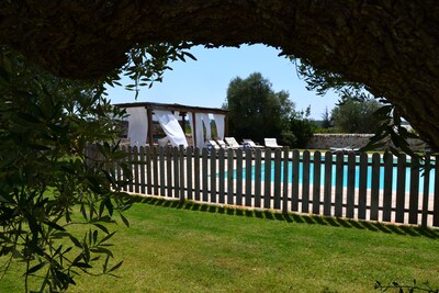 Villa de lujo, gran piscina + jardín.  Buena ubicación.