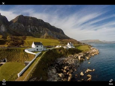 Cabaña costera, histórica y galardonada, frente al mar absoluto.