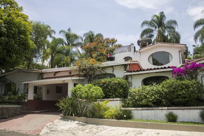 Villa Azteca, hogar colonial mexicano, excelente ubicación, ideal para familias y mascotas