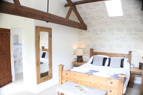 Trinity Cottage Large Bedroom with King Size Bed