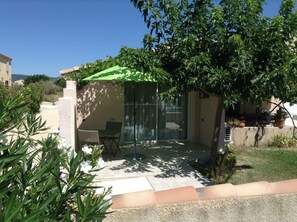 Terrasse du studio vue de la piscine