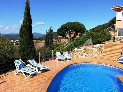 Apartamento con piscina privada y sol todo el día. Vistas al mar y montaña.