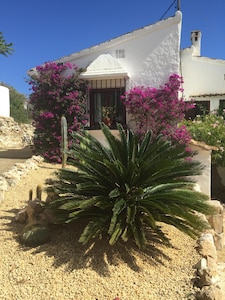 Fabulous well-equipped spacious apartment in tranquil setting overlooking Jávea