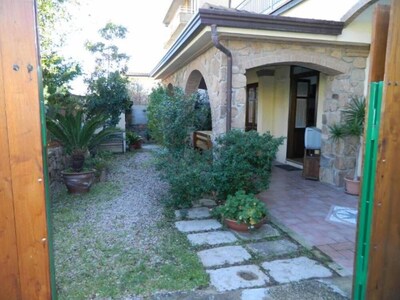 CASA CON VERANDA A POCOS PASOS DEL MAR