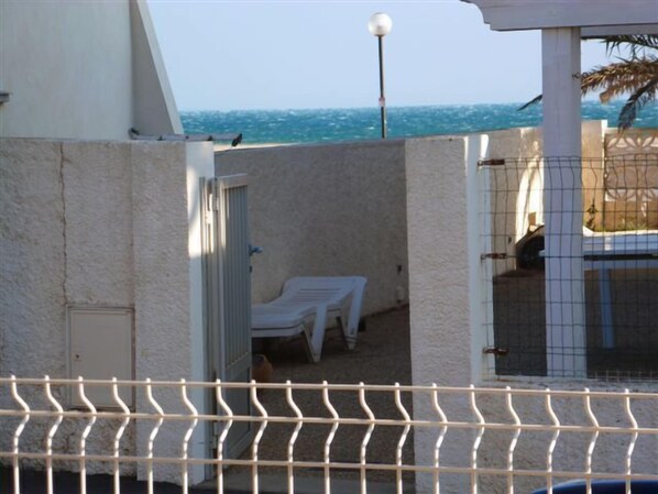 La mer vue depuis la terrasse